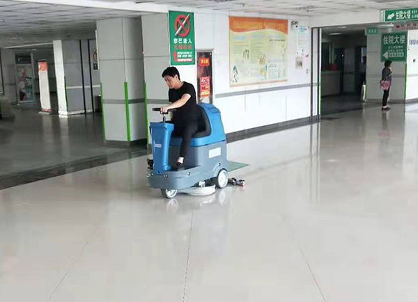 驾驶式洗地机在医院清洁